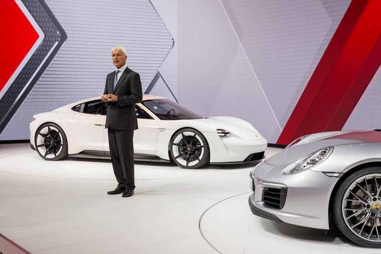 Những thông tin mới nhất của mẫu  xe điện Porsche Mission E mới đây đã được tiến sĩ Oliver Blume, đương CEO của Porsche đã chia sẻ với truyền thông. Theo đó, ông Blume đã tiết lộ chiếc xe điện này sẽ được tung ra thị trường vào cuối năm 2019, trước mắt là tại Hoa Kỳ. Ông cũng nhấn mạnh: “Đây là mẫu xe thể thao, hiện đại và tiên tiến nhất trong phân khúc”.